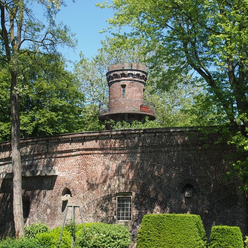 Turm und Mauer einer alten Befestigungsanlage.
