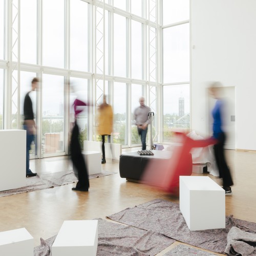 Verschwommene Personen in einem Ausstellungsraum