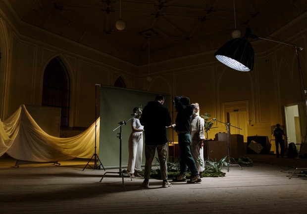 Menschen in der Mitte eines spärlich beleuchteten Bühnenbildes