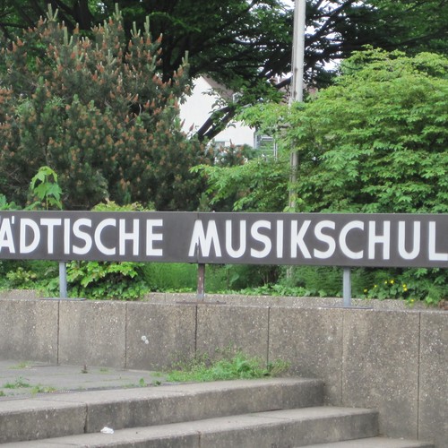 Ein Schriftzug auf dem steht: Städtische Musikschule.