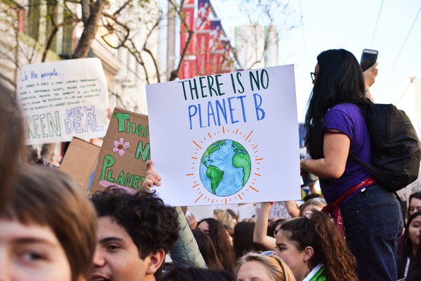 Personen mit Plakaten auf einer Demonstration