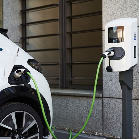 E-Auto lädt auf