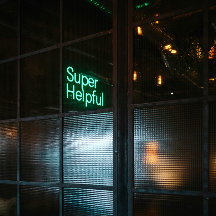 dunkles Sprossenfenster mit Neon-Schriftzug (vergrößerte Bildansicht wird geöffnet)