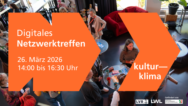 Infos zum Netzwerktreffen auf orangenem kultur-klima Visual. Ein Foto mit Menschen, die in einem Saal stehen ist im Hintergrund eingebunden.