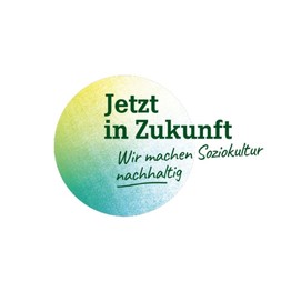 Grüne Schrift auf weißem Grund vor schraffiertem Kreis