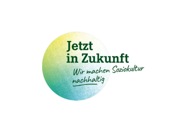 Grüne Schrift auf weißem Grund vor schraffiertem Kreis mit Schriftzug "Wir machen Soziokultur nachhaltig"