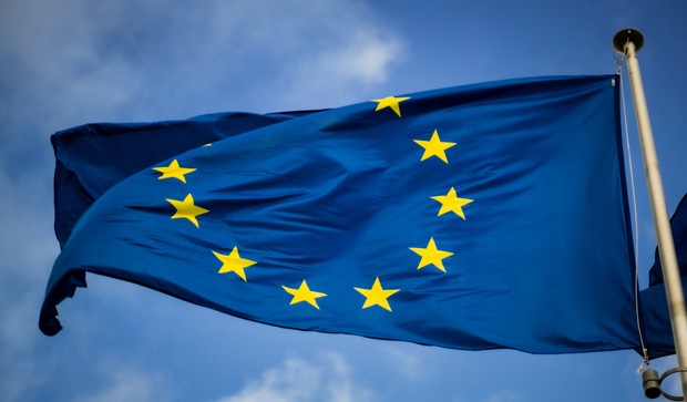 Europa-Fahne flattert im Wind