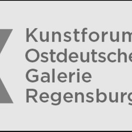 Graue Schrift vor hellem Untergrund