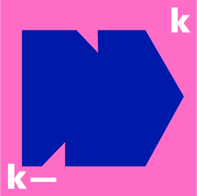 Eine dunkelblaue Form auf pinkem Hintergrund, rechts oben und links unten jeweils ein weißes k, was für kultur-klima steht. Eine dunkelblaue Form auf pinkem Hintergrund, rechts oben und links unten jeweils ein weißes k, was für kultur-klima steht.