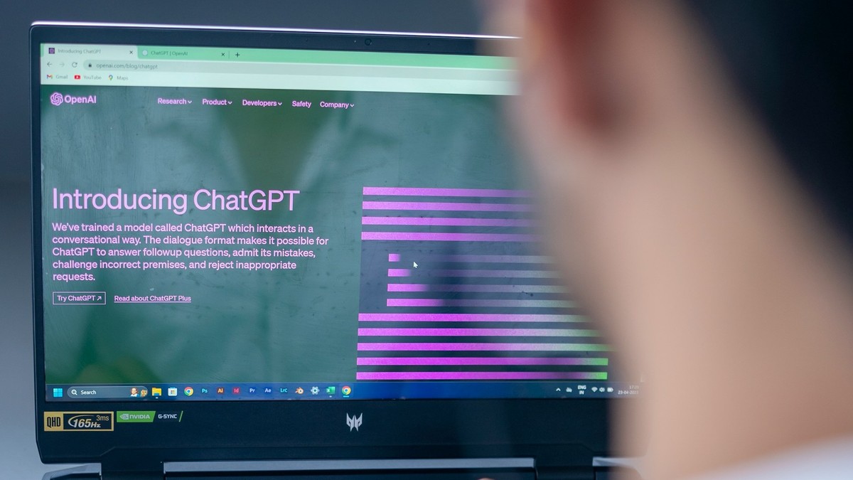 Blick auf Bildschirm mit dem Text "Introducing ChatGPT" Blick auf Bildschirm mit dem Text "Introducing ChatGPT"