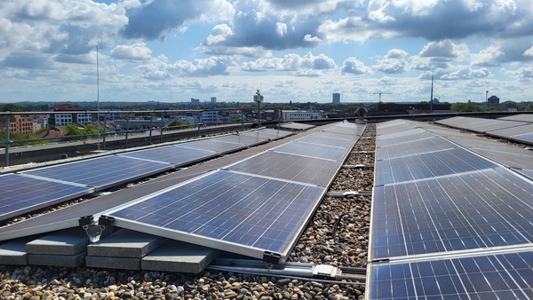 Eine Photovoltaikanlage auf dem Dach eines Gebäudes.