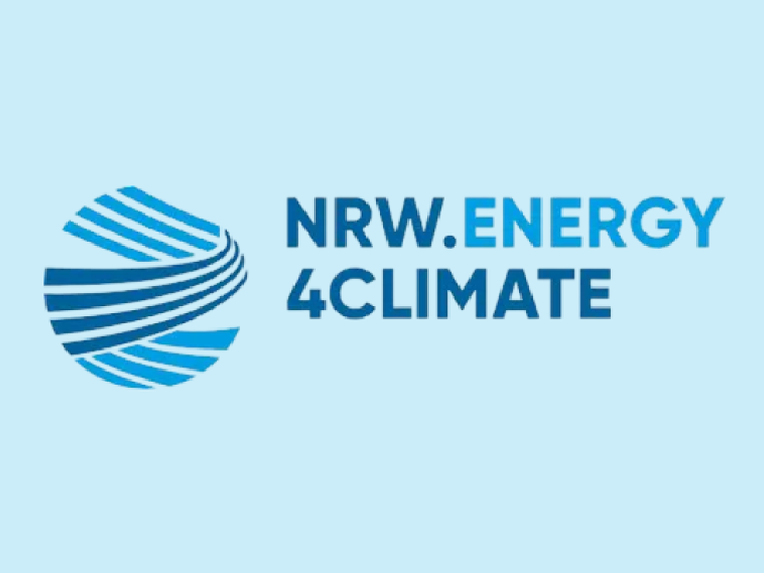 Skizzenhafte Darstellung des Rheins in Form von drei blauen, parallel zueinander verlaufenden Linien und die Aufschrift "NRW.ENERGY4CLIMATE"