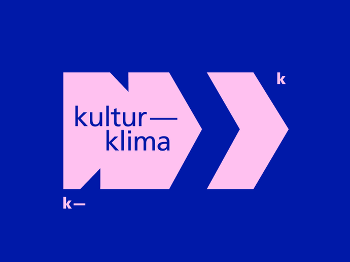 Rosa Pfeilformen auf dunkelblauem Hintergrund und darin steht in dunkelblau "kultur-klima"