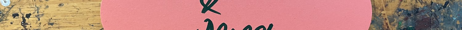 Ein ovaler, rosaner Zettel klebt an einer Wand. Darauf sind mit schwarzem Stift die Worte "Davor & Danach" geschrieben.