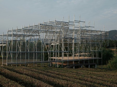 Modulare Bühne die über grünen Hecken gebaut wurde